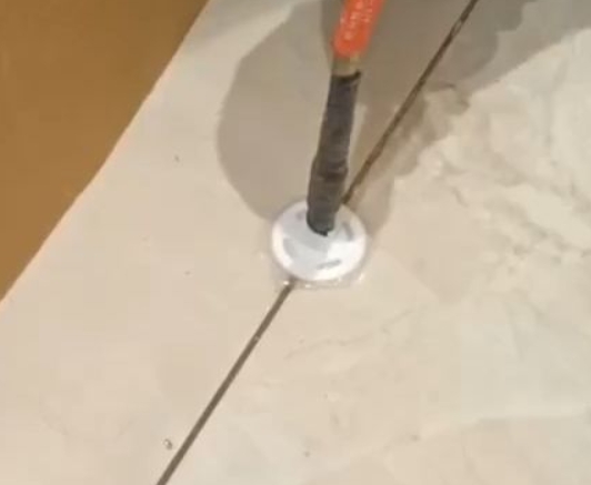 广州市瓷砖空鼓维修公司专业解答瓷砖在铺贴过程中，如果没有涂抹均匀到位的粘结材料（如水泥砂浆或瓷砖胶），可能会导致以下问题