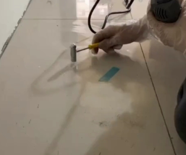 广州市瓷砖开裂维修公司专业分享瓷砖在铺贴前如果没有沥干水分，将会导致以下问题